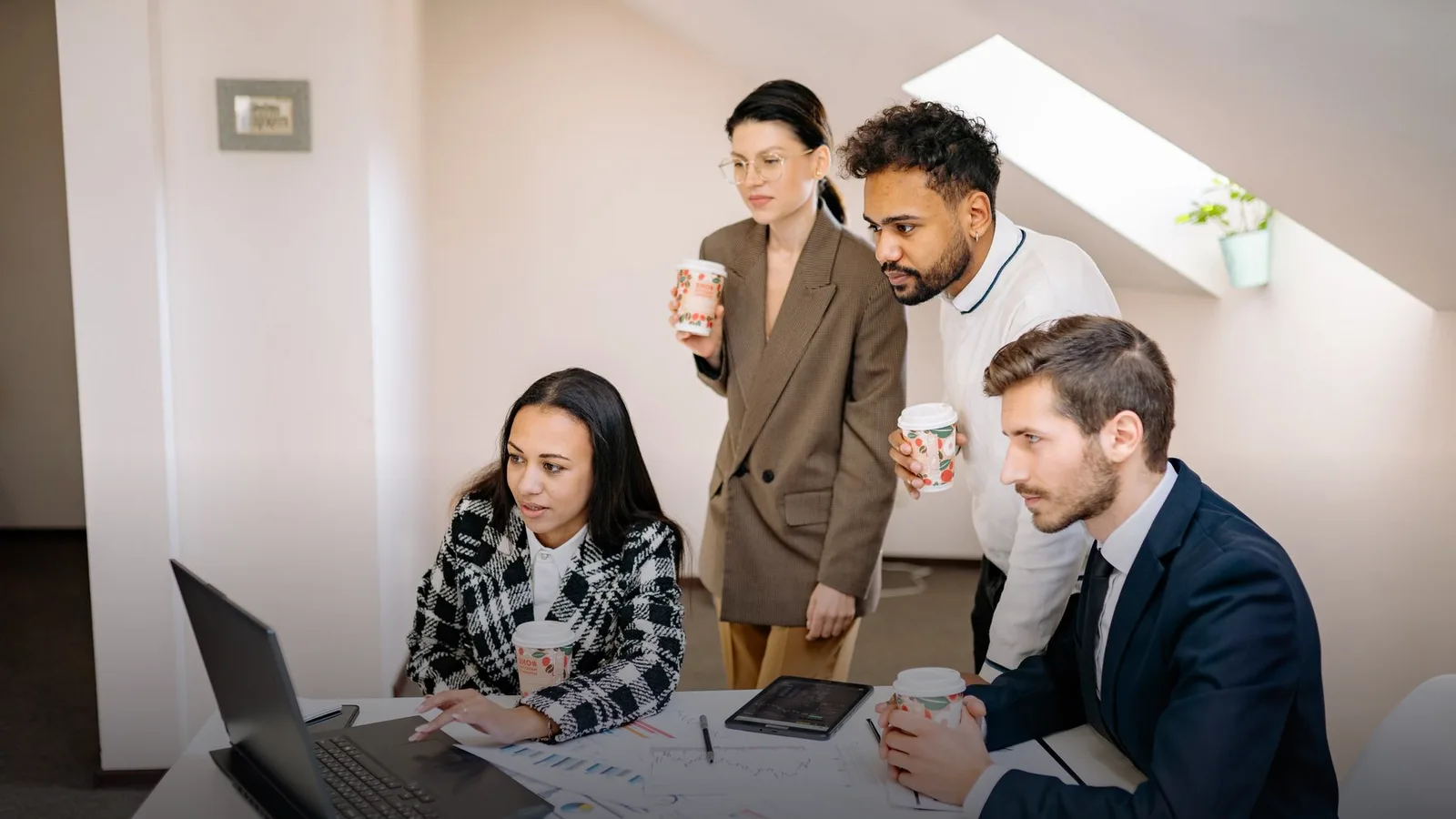 Equipe de produto trabalhando junta no desenvolvimento de um SaaS