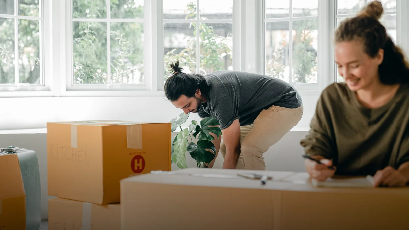 Pessoas organizando pedidos e estoque com apoio de um sistema de gestão