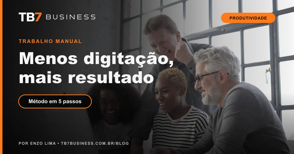 Equipe analisando em conjunto como reduzir tarefas manuais