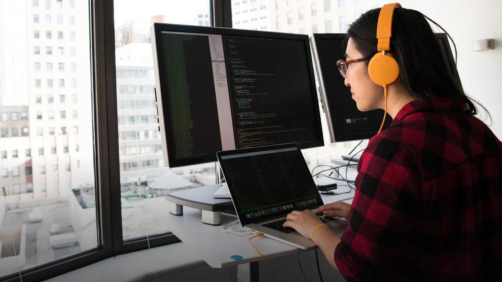 Profissional de tecnologia programando a integração entre sistemas