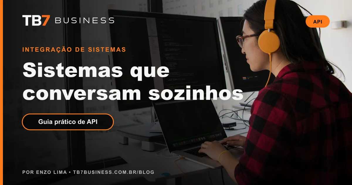 Profissional de tecnologia programando a integração entre sistemas