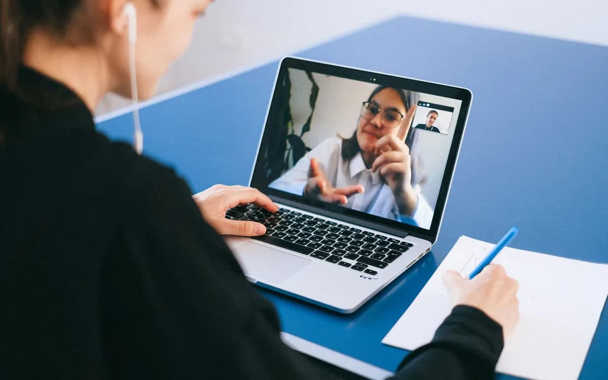 Profissional em videochamada no notebook
