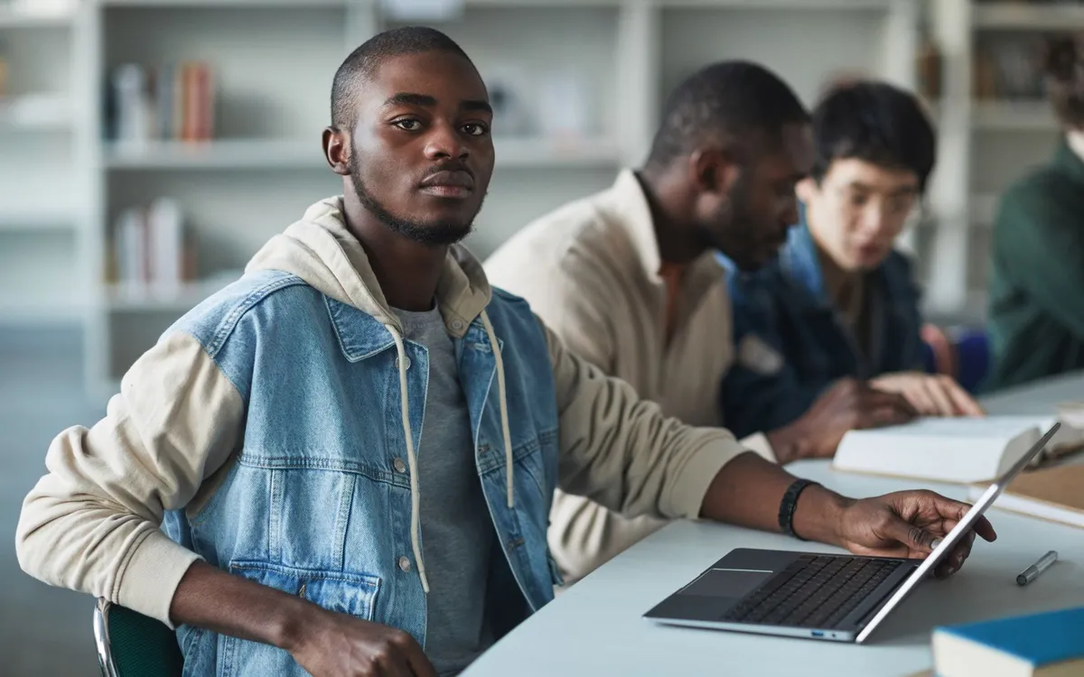 Profissional olhando para a câmera durante uma reunião de estudo