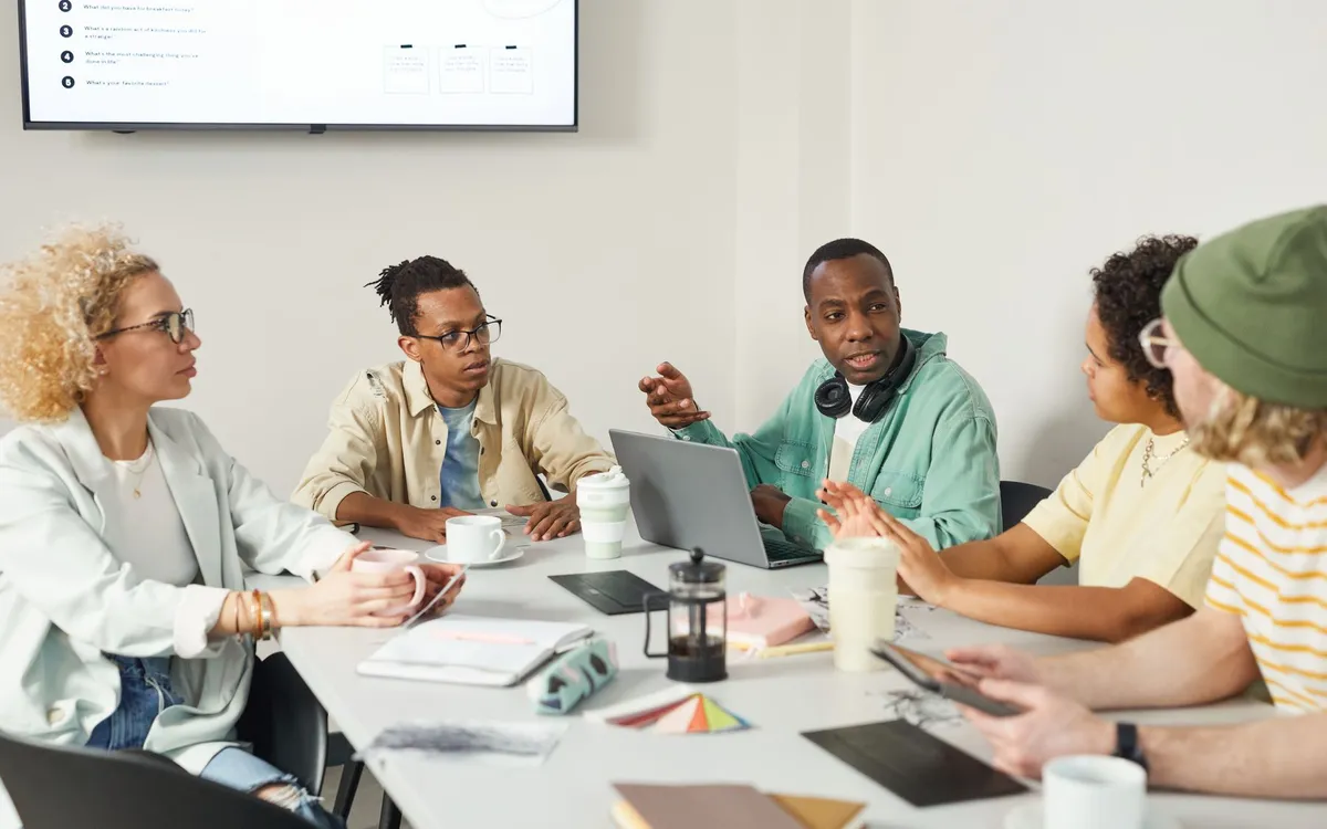 Equipe diversa em reunião de trabalho