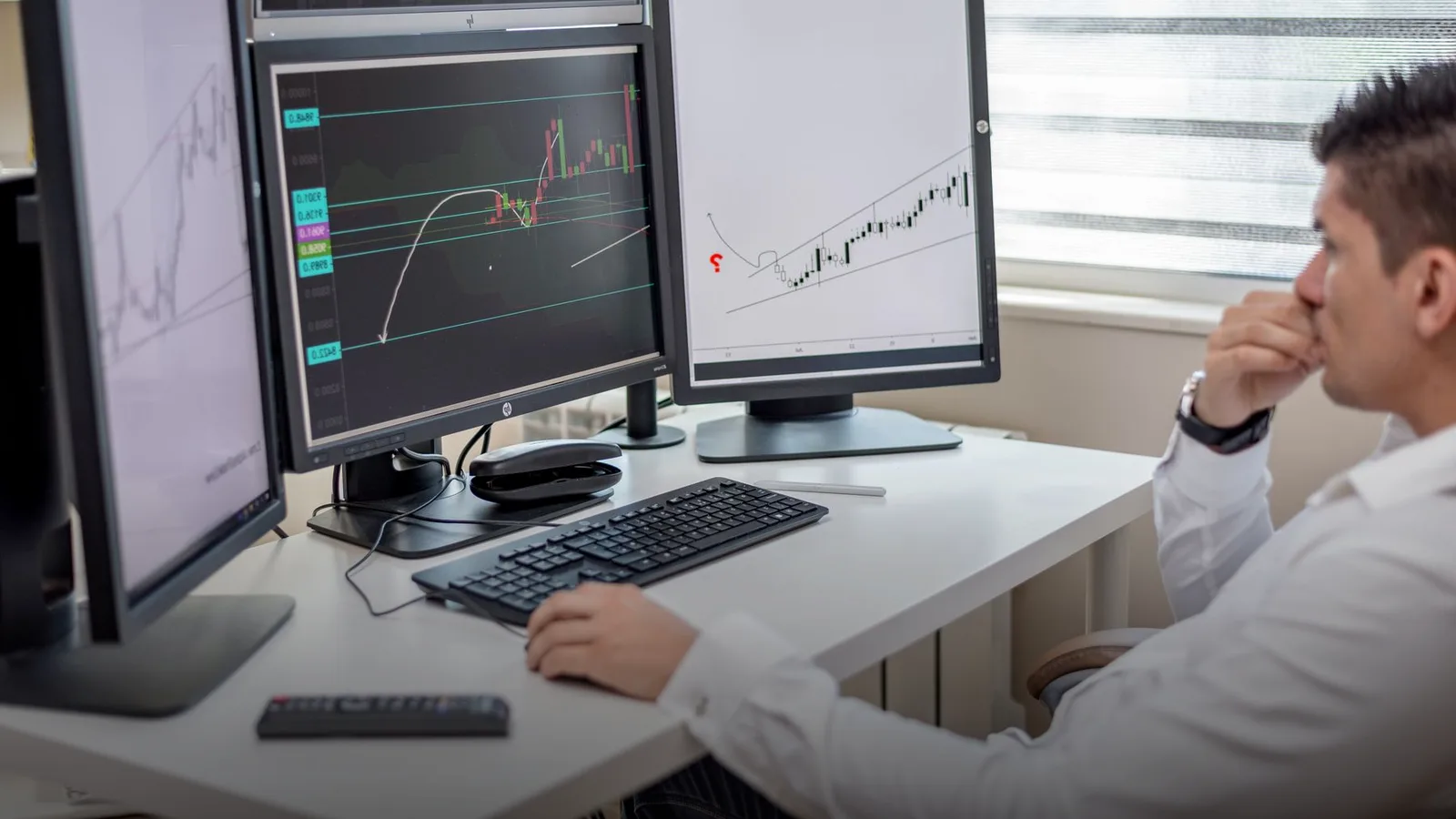 Profissional analisando indicadores de segurança e desempenho de um sistema