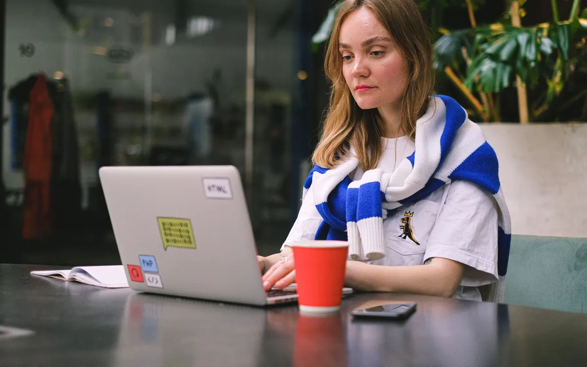 Profissional trabalhando concentrada em um notebook